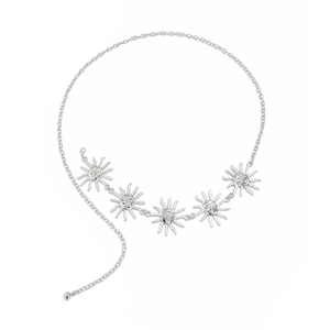 Nahaufnahme der silbernen Taillenkette mit Sonnengesicht-Anhängern und verstellbarer Kette
