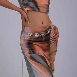 Detail der silbernen Legierung Taillenkette mit Sonnenmotiven auf einem Boho-Rock