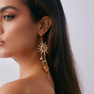Nahaufnahme von Bohemian Gold-Ohrhängern mit Sonnenanhänger, Perlen und Naturstein