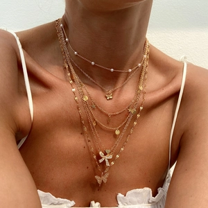 Ensemble de colliers multicouches chic avec pendentifs papillons et perles