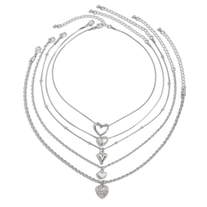 Vue détaillée du collier argenté à cinq couches avec cœurs et chaînes à maillons torsadés