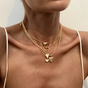 Ensemble de colliers cœur dorés à plusieurs rangs avec chaîne torsadée sur mannequin