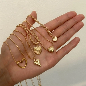 Ensemble de cinq colliers dorés avec pendentifs en forme de cœur pour femmes