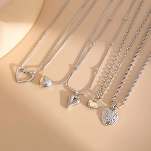 Détails de cinq pendentifs coeur de style punk avec nacre et gravures vintage