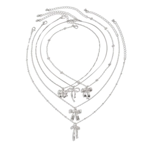 Lot de cinq colliers argentés à nœuds avec chaînes serpent et pendentifs cœur en perles
