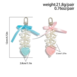 Detail showing dimensions and weight of pink and blue bow heart pearl keychains
