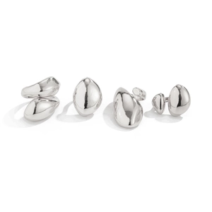 Detail eines silbernen Ring-Sets mit minimalistischen, unregelmäßigen organischen Formen
