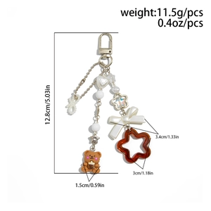 Détails du porte-clés perlé fraise avec pendentif ours et dimensions du nœud blanc