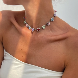Detail van kleurrijke kristallen hartjesketting met glinsterende zirkoonranden op model