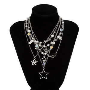 Détail d'un collier multicouche argenté avec étoiles et perles sur un buste en velours noir
