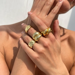 Vierteiliges Set minimalistischer Goldlegierungs-Ringe für Damen im stapelbaren Design