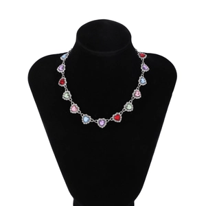 Detail van kleurrijke hartvormige kristallen ketting met zilveren basis en strass