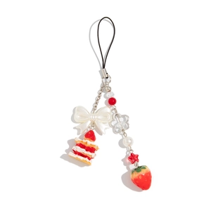 Détail du pendentif gâteau fraise avec nœud blanc et étoile rouge sur chaîne argenté