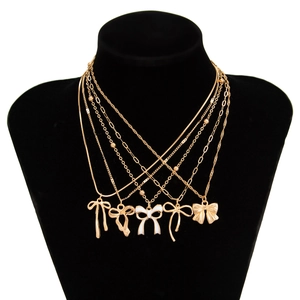 Ensemble de 5 colliers dorés style punk avec pendentifs cœur sur mannequin noir