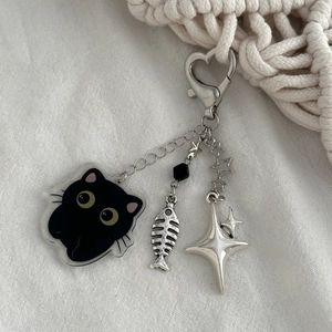 Porte-clés chat noir mignon avec breloques d'arêtes de poisson et étoiles sur tissu