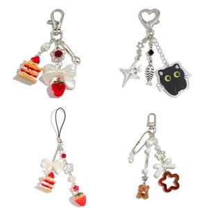 Charmant set de porte-clés gâteau fraise et ours avec perles et nœuds pour sacs