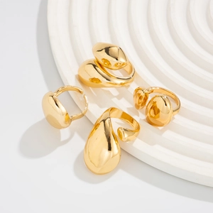 Poliertes Goldlegierungs-Ring-Set mit vier minimalistischen, organischen Tropfendesigns