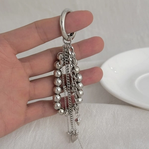 Mehrlagige Herz-Anhängerkette in Silber mit Metallperlen und Quasten-Schlüsselanhänger