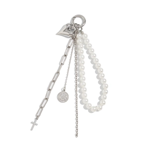 Detail der Taschenanhänger-Kette mit Herz, Perlen, Kreuz und Münzanhänger in Silber