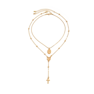 Vue détaillée du collier double épaisseur doré avec pendentif croix et médaille ovale