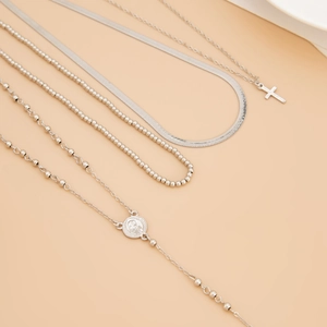 Vue détaillée de l'ensemble de 3 colliers argentés superposés avec croix et médaillon