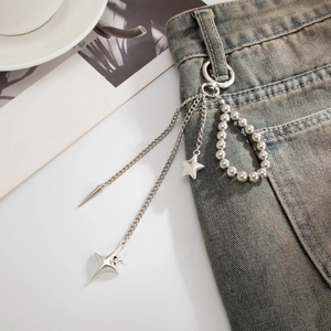 Silberner Stern-Anhänger Taschenkette mit langen Fransen und Perlen an Jeanshose