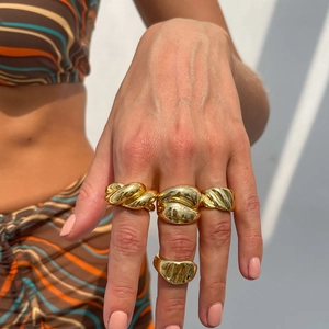 Set aus vier klobigen vergoldeten Ringen mit gedrehter Seiloptik und Rillenmuster für Damen