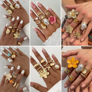 Σετ χρυσά δαχτυλίδια boho με πέρλες, φλοράλ σχέδια και λεπτομέρειες από σμάλτο