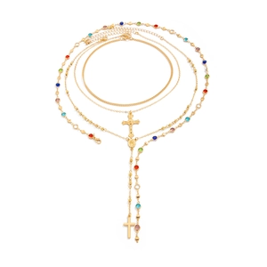 Ensemble de trois colliers superposés dorés avec perles de zircon colorées et pendentifs