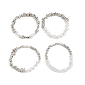 Detailansicht von vier elastischen Perlenarmbändern mit Silbermetall und Kunstperlen
