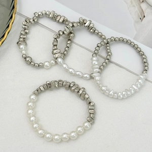 Hip-Hop-Armband-Set mit Kunstperlen und unregelmäßigen silbernen Metallperlen