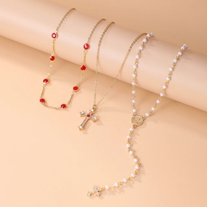 Détails du lot de trois colliers dorés avec croix en cristal rouge et perles élégantes