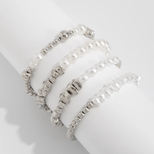 Detail eines vierteiligen Armband-Sets mit Silberperlen und Kunstperlen auf Ständer