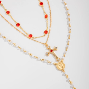 Vue détaillée du collier doré 3 couches avec croix, médaille et perles fines