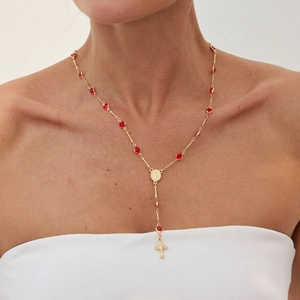 Chic collier chapelet plaqué or avec cristaux rouges et un pendentif croix élégant
