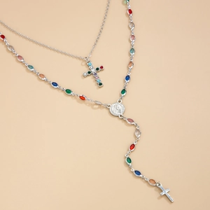 Collier chaîne en cristal coloré avec pendentif croix et médaille de Marie argentée