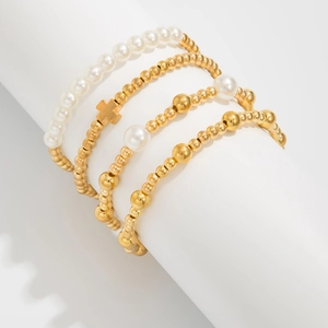 Detail von 5-teiligem goldfarbenem Perlenarmband-Set mit Kreuzanhänger und Glanzeffekt
