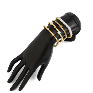 Detail eines vierteiligen Armband-Sets mit Perlen, Goldperlen und einem Kreuz-Anhänger