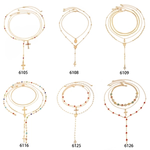 Ensemble de colliers dorés à plusieurs rangs avec croix en strass et médaillons sacrés