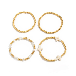 Detailansicht vierteiliges Armbandset mit Goldperlen, Perlen und weißen Kreuzen
