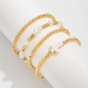 Detail der Perlenarmband-Sets mit goldenem Kreuzanhänger und Perlen im Display