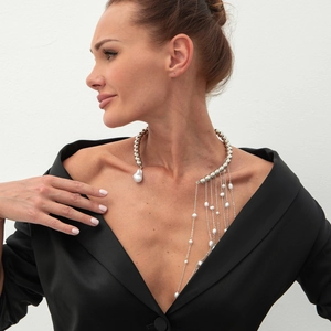 Detail einer asymmetrischen Silberperlenkette mit Barockperle und Quaste am Modell