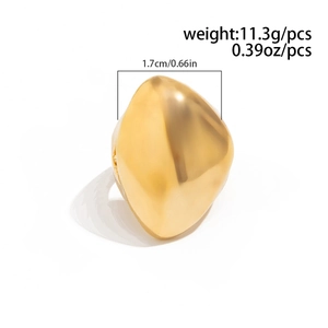 Détail d'une bague irrégulière dorée avec mesures de 1,7 cm de large et 11,3 g de poids