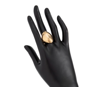 Gros plan d'une bague lave dorée irrégulière avec finition miroir sur main mannequin