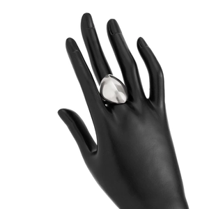 Détail d'une bague en argent poli en forme de lave liquide sur un modèle de main chic