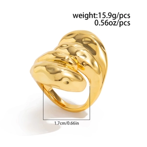 Vue détaillée d'une bague dorée irrégulière indiquant un diamètre de 1,7cm et un poids de 15,9g
