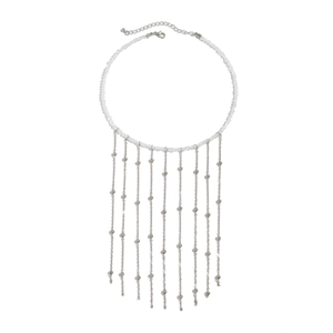 Detail der Perlen-Choker-Halskette mit metallischen Fransen und verstellbarem Karabiner