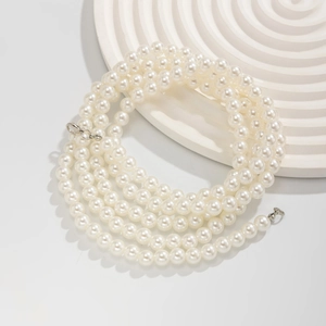 Détail du collier de perles en spirale avec fermoir mousqueton argenté sur socle