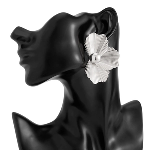 Macro orecchini a fiore d'argento oversize con trama a pieghe su un modello