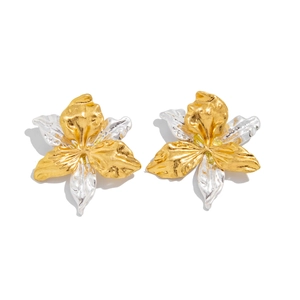 Dettaglio macro di orecchini a orchidea con trama in metallo martellato in oro e argento